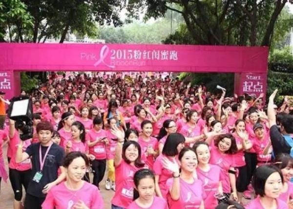 在梁峰看來，粉紅女子跑是悅跑圈2015年最成功最具影響力的公益馬拉松。不久之后，悅跑圈粉紅女子跑便受到競品效仿?！皩Ψ皆谇捌谛麄鞯倪^程中，所用的圖片竟然出現(xiàn)了使用悅跑圈的粉紅活動照片，而且服裝、比賽設(shè)計(jì)等相似程度非常高?！睂τ诟偲返哪７拢悍辶髀冻鲂┰S無奈。